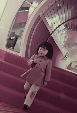 マイクを持つポーズの幼い丹野みどり写真３