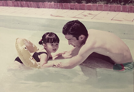 幼い頃、父とプールでの写真